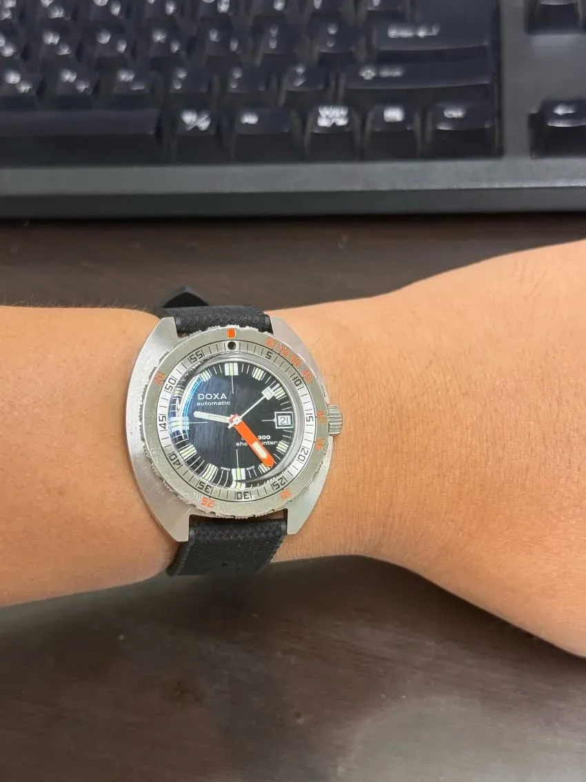 DOXA SUB 300 Sharkhunter 821.10.101.10